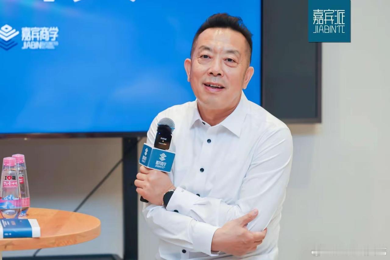 贾国龙如约发声：仅 妻子因全家被人肉报过一次警。

这事要从 去年9月的预制菜争