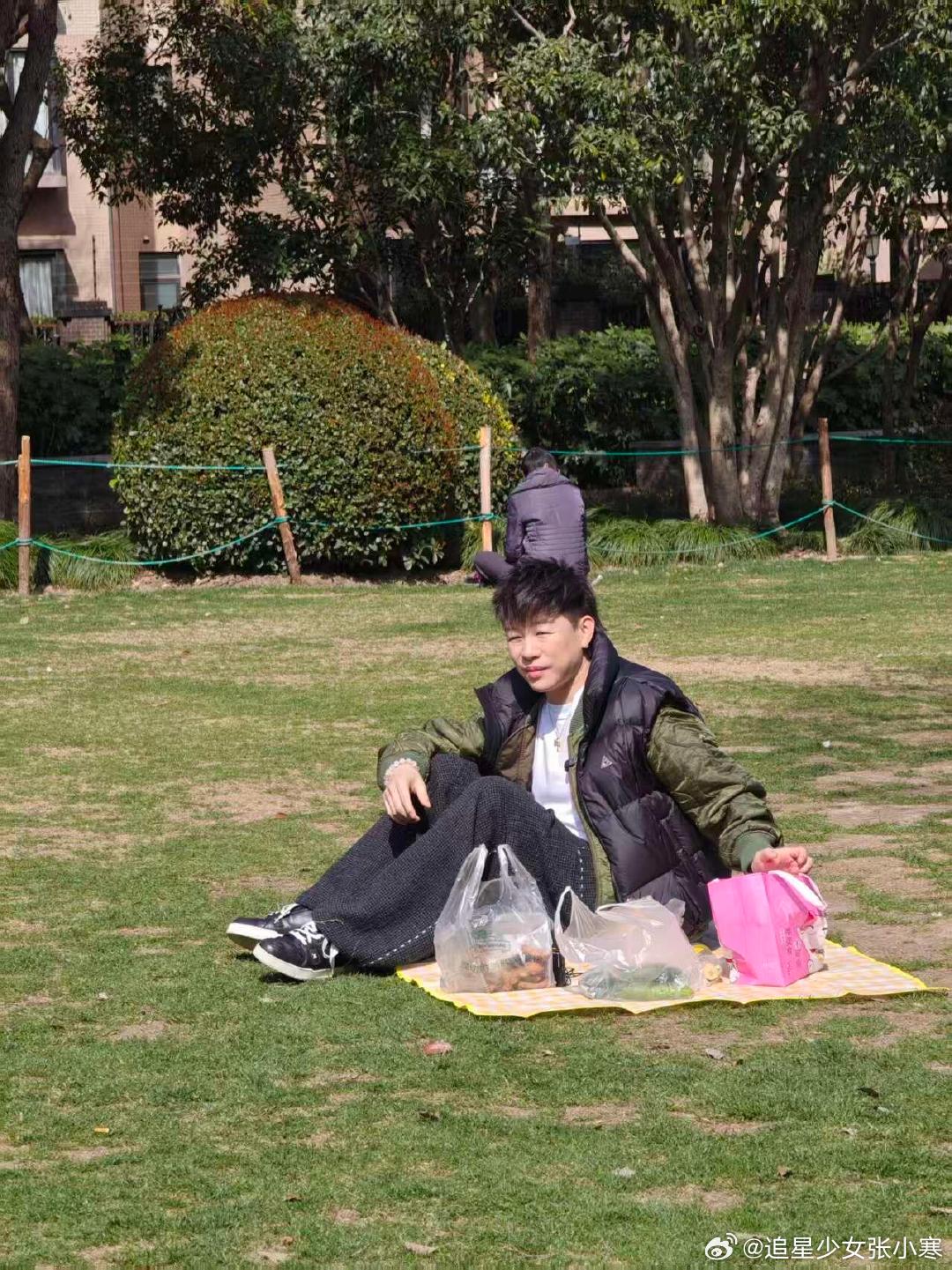 上海公园偶遇胡彦斌网友在上海公园偶遇胡彦斌，呆呆坐在那哈哈哈。公园偶遇胡彦斌野餐