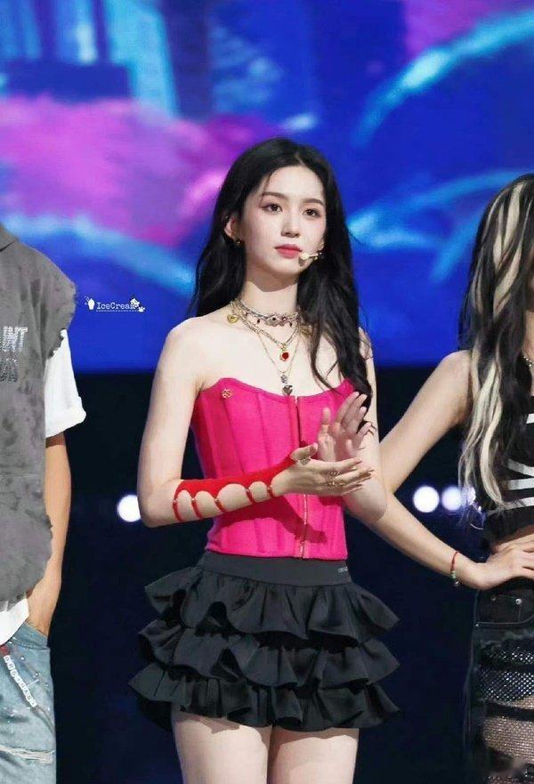 周也这生图比精修还好看 也是内娱第一人了 ​​​