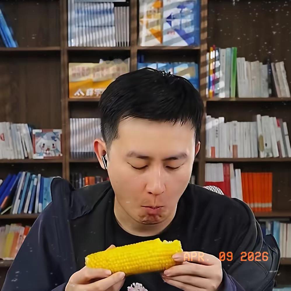饭点刷到武亮老师的直播，
一眼看到他啃着玉米讲志愿的画面，
同为80后，心里瞬间