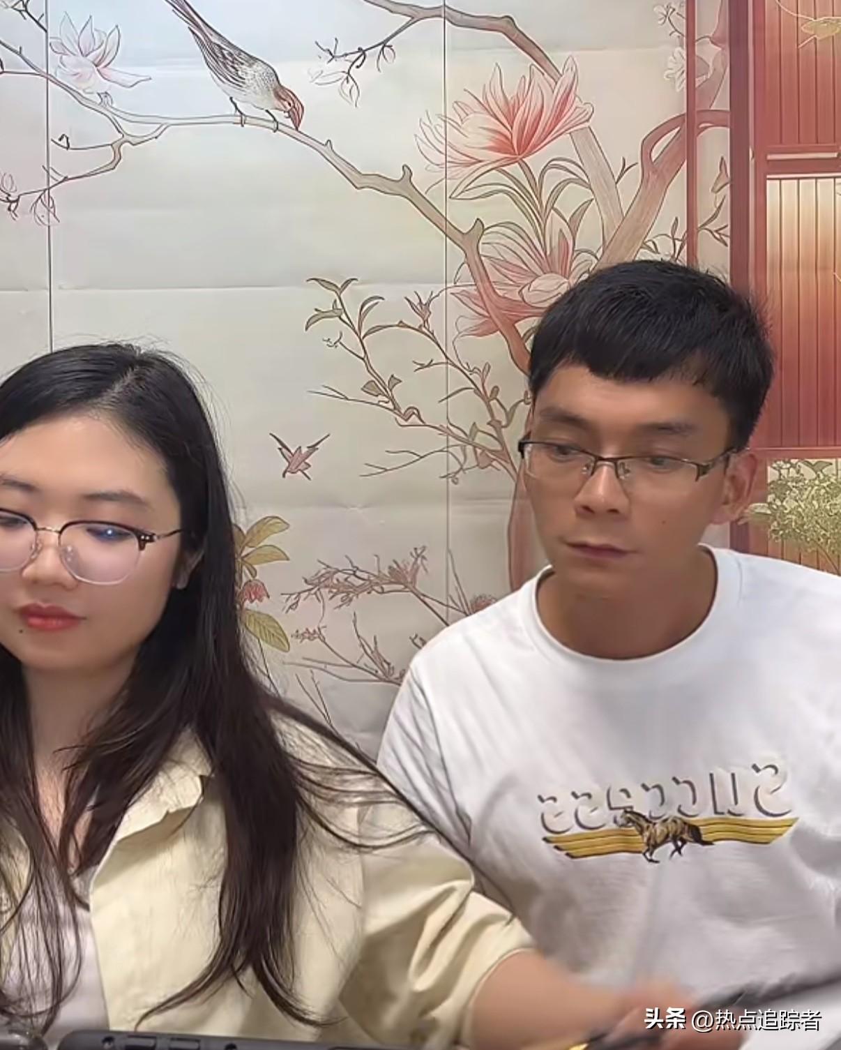 今晚九点半前后，刷到了唐尚珺的直播间，点进去一看，里面仅有800多位网友。这时小