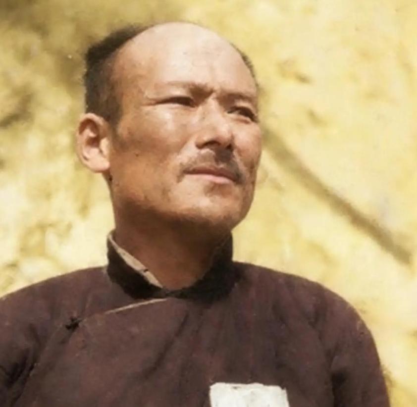 电视剧《潜伏》里有胡宗南军起获边区保安处文档这个情节。
1947年大军压境，党中