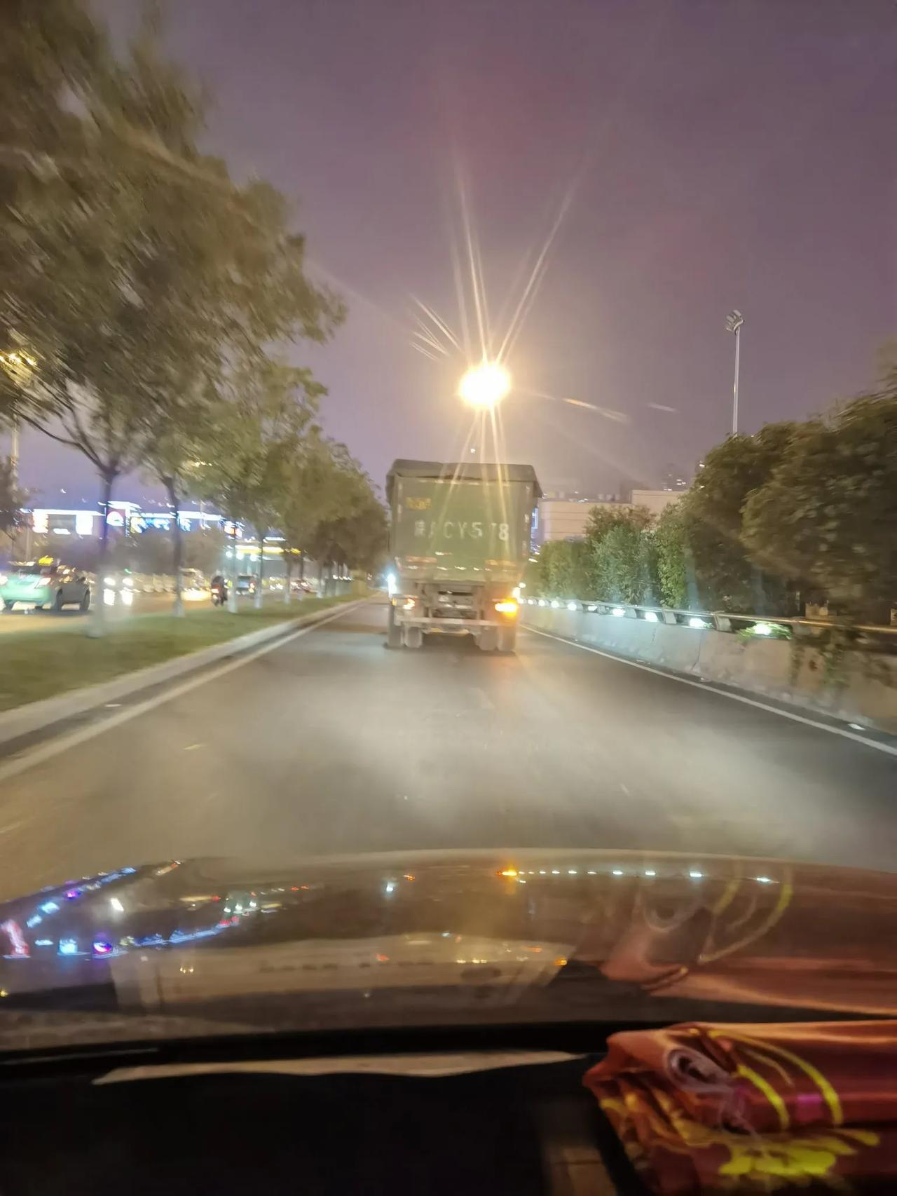 最近在西安白天开车常能看见拉垃圾的车辆，车过去气味很大，有的边走边收集垃圾，易造
