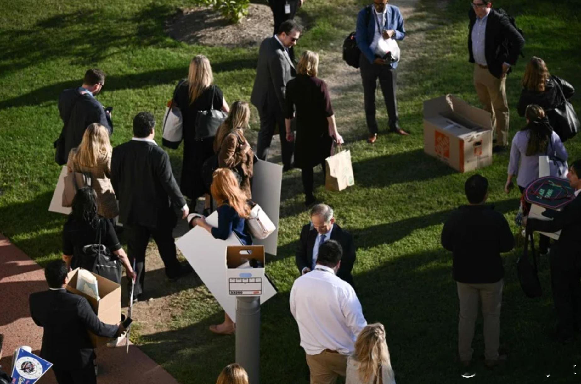 【不满采访受限！约50名驻五角大厦国防记者交证集体撤离 画面曝光】海外新鲜事 美