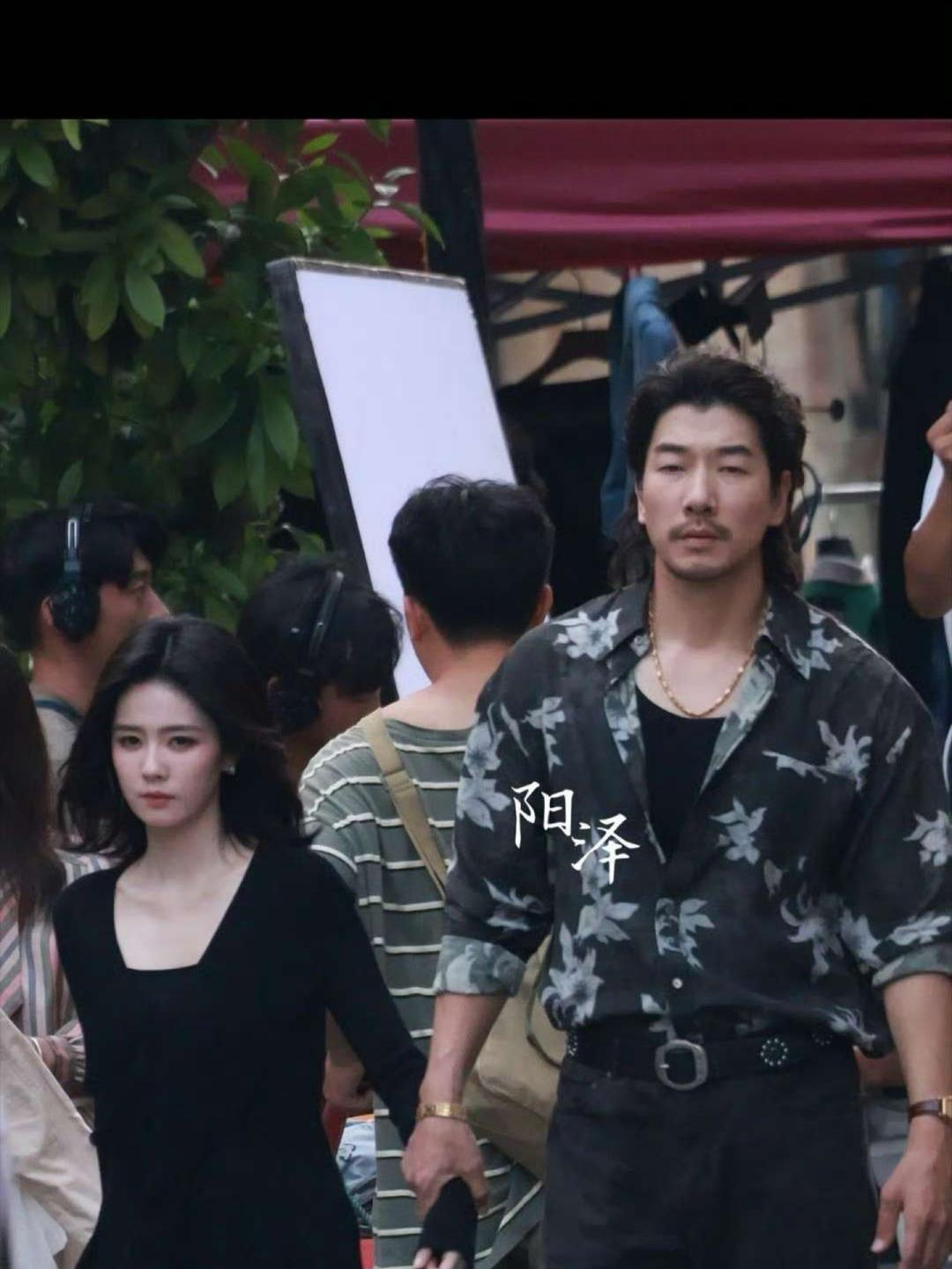 有网友说，这是张亮带着白鹿（王韵娜）一起去吃麻辣烫。 ​​​