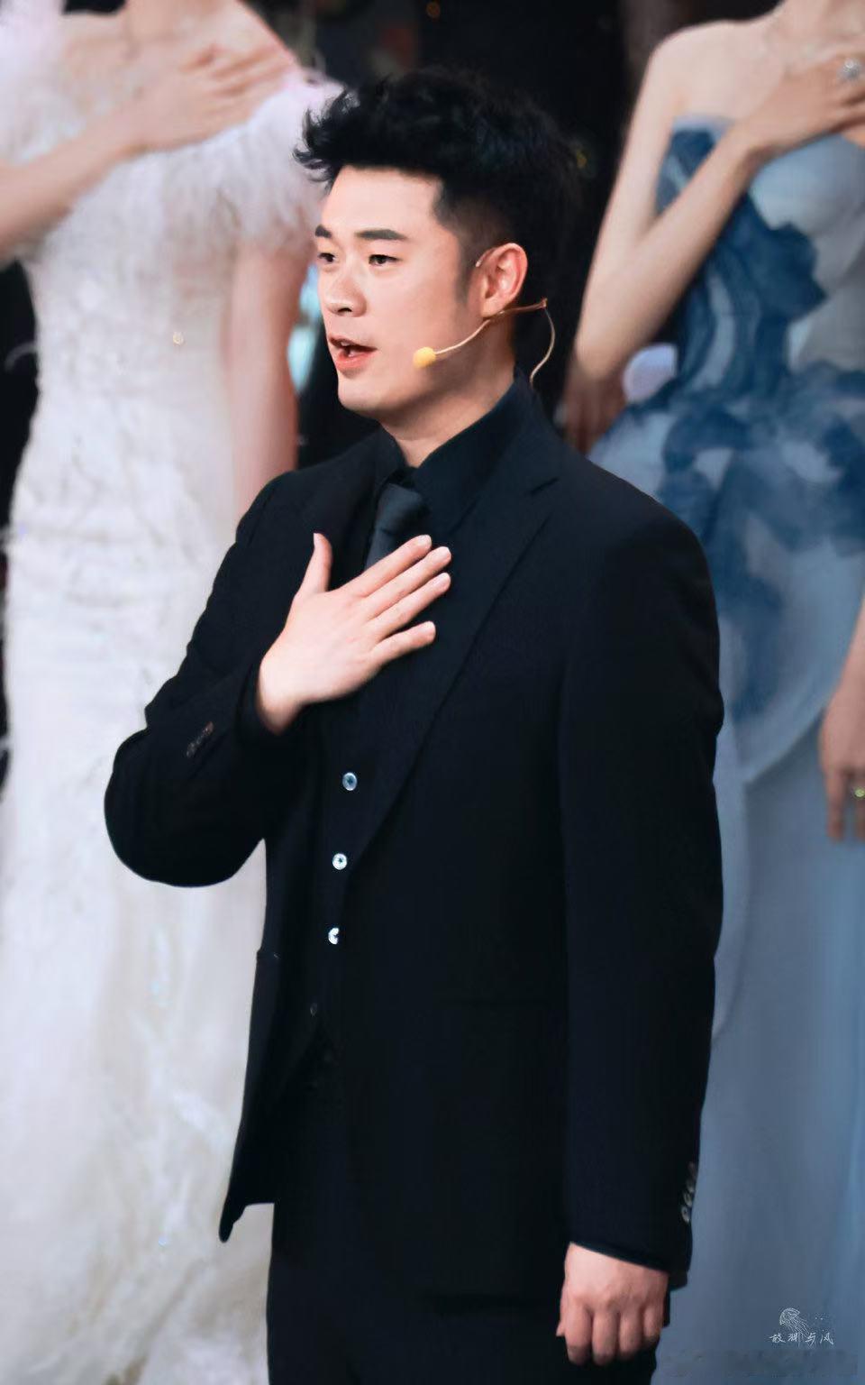 陈赫 短剧 短剧拍摄现场陈赫全程陪伴新人，不只是指导表演技巧，更多是给孩子们鼓励