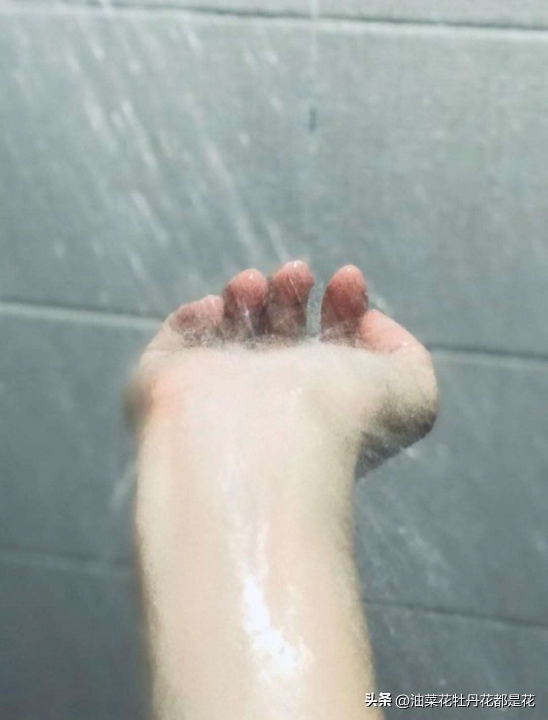 我到郑州后，因为被搓澡工嫌弃，洗澡都是自己搓。
第一次在澡堂搓背时，搓背的一直介