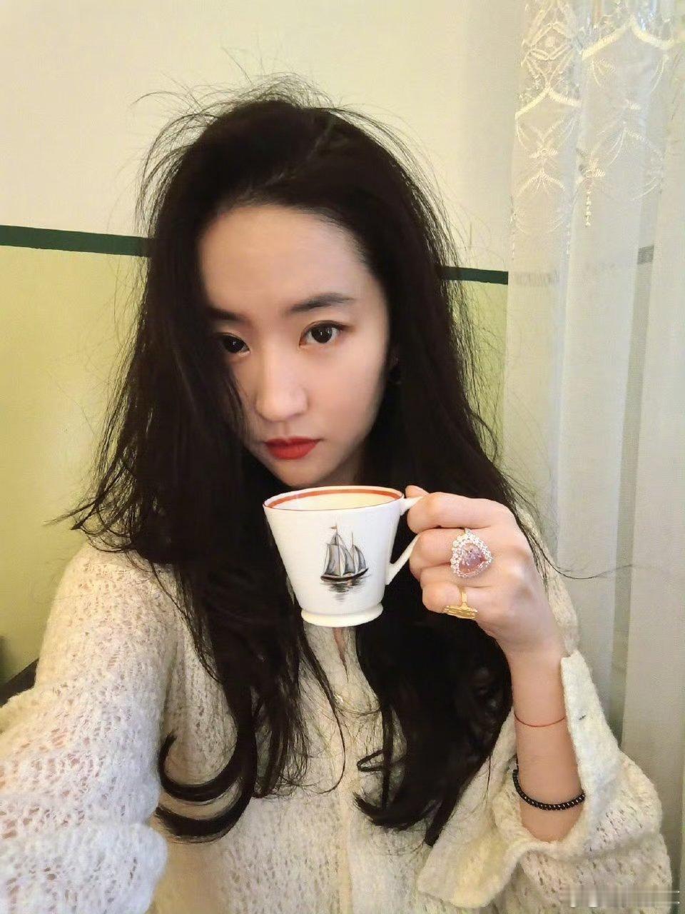 刘亦菲十年前新年祝福是请爱自己 这个祝福也是十分有爱了，没想到十年前就是这么超前