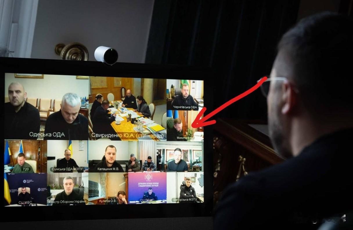 【下属有电，老板抹黑】泽连斯基召开会议全程摸黑，可同在一栋楼里的乌总统办公厅副主