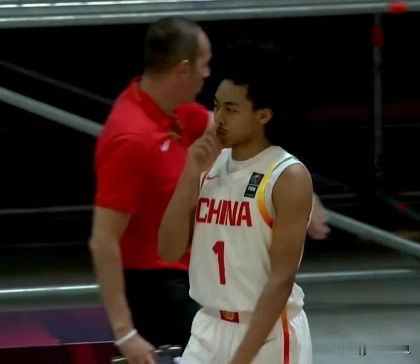 半场落后13分！朱正11分全队最高，中国U19男篮29比42加拿大。
今晚，国际