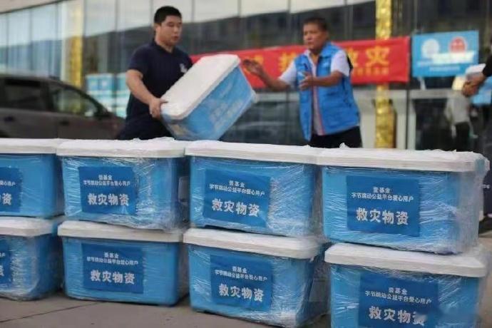 胡兵捐款30万驰援西藏  胡兵积极参与公益组织的救援行动，他用爱心去诠释着责任，