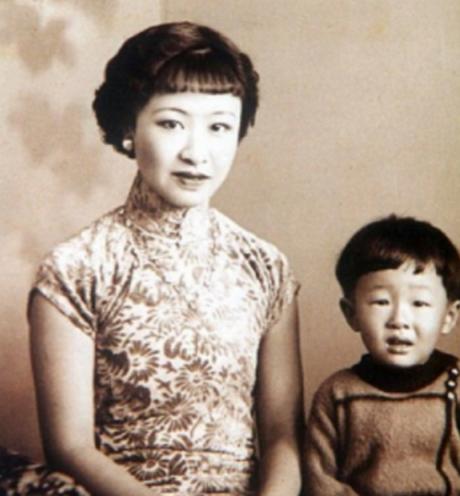 1955年，章士钊在北京菜市场闲逛，看到一卖卷烟的妇女，大吃一惊，连夜给毛主席写