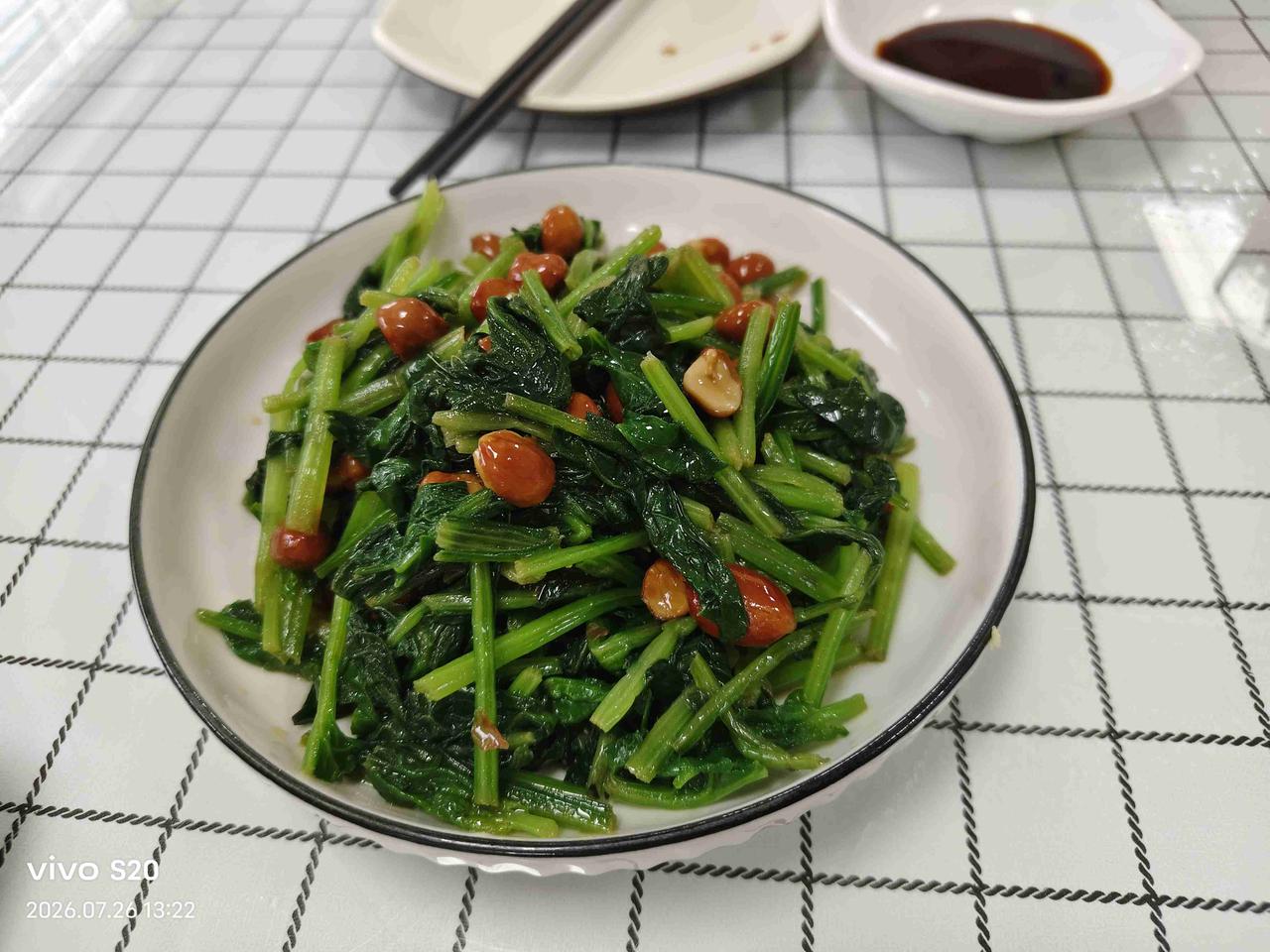 昨天的午餐三个女人一台戏，我们三个女人约好一起吃饺子。
韭菜鸡蛋馅饺子
全素馅饺