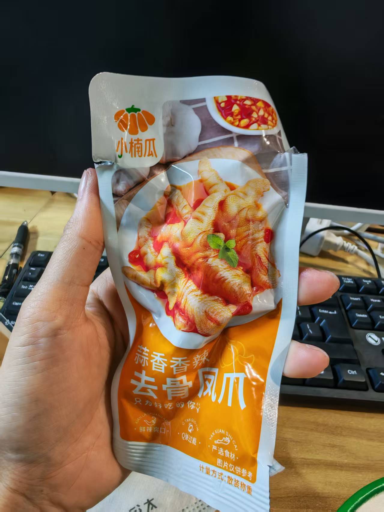 好想来测评小楠瓜蒜香去骨凤爪，非常好吃，好想在吃烧烤，就是易撕口太不易撕了，还有