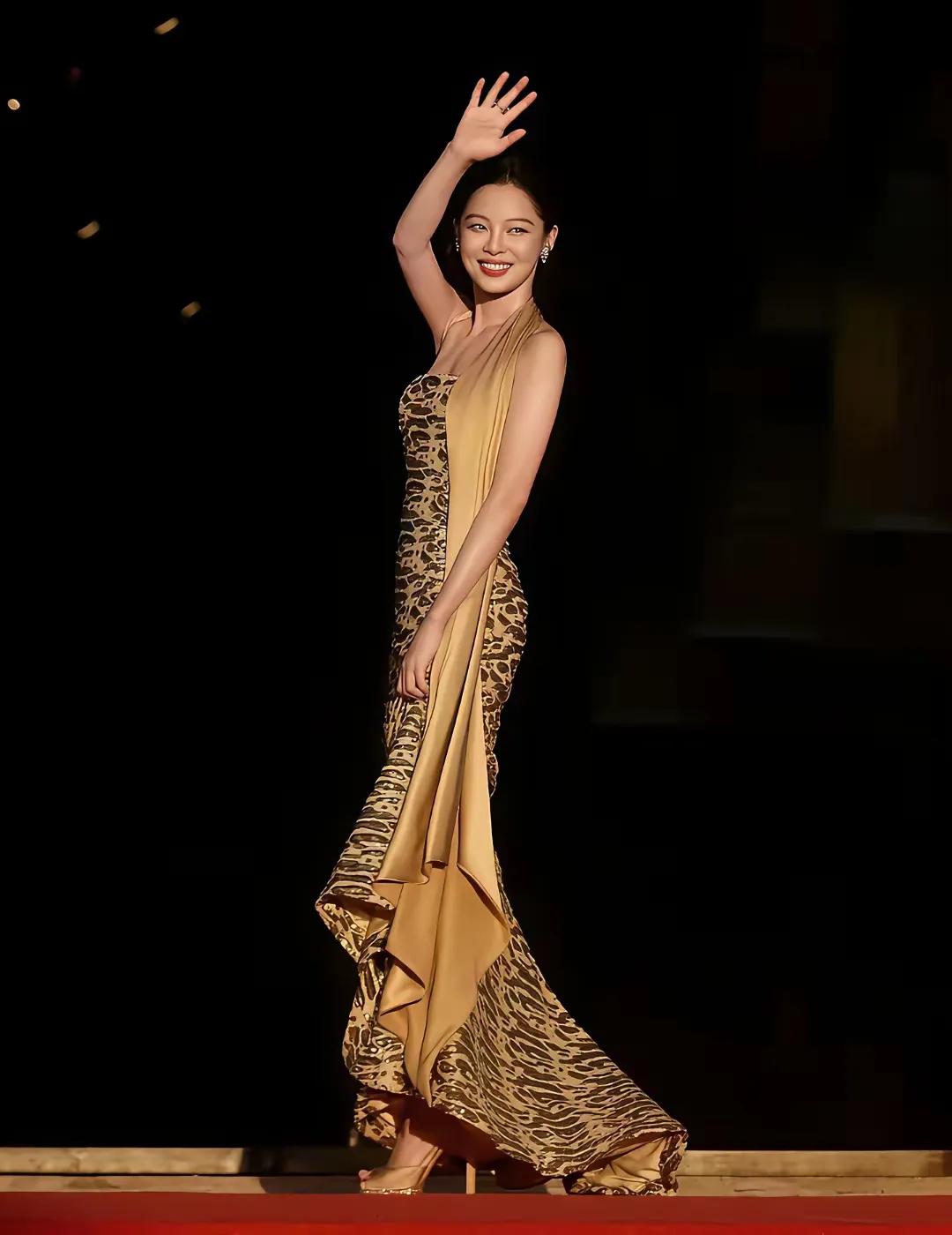 辛芷蕾是幸运的人，没有接受过系统的表演学习，只是参加中戏6个月的进修班培训，后期