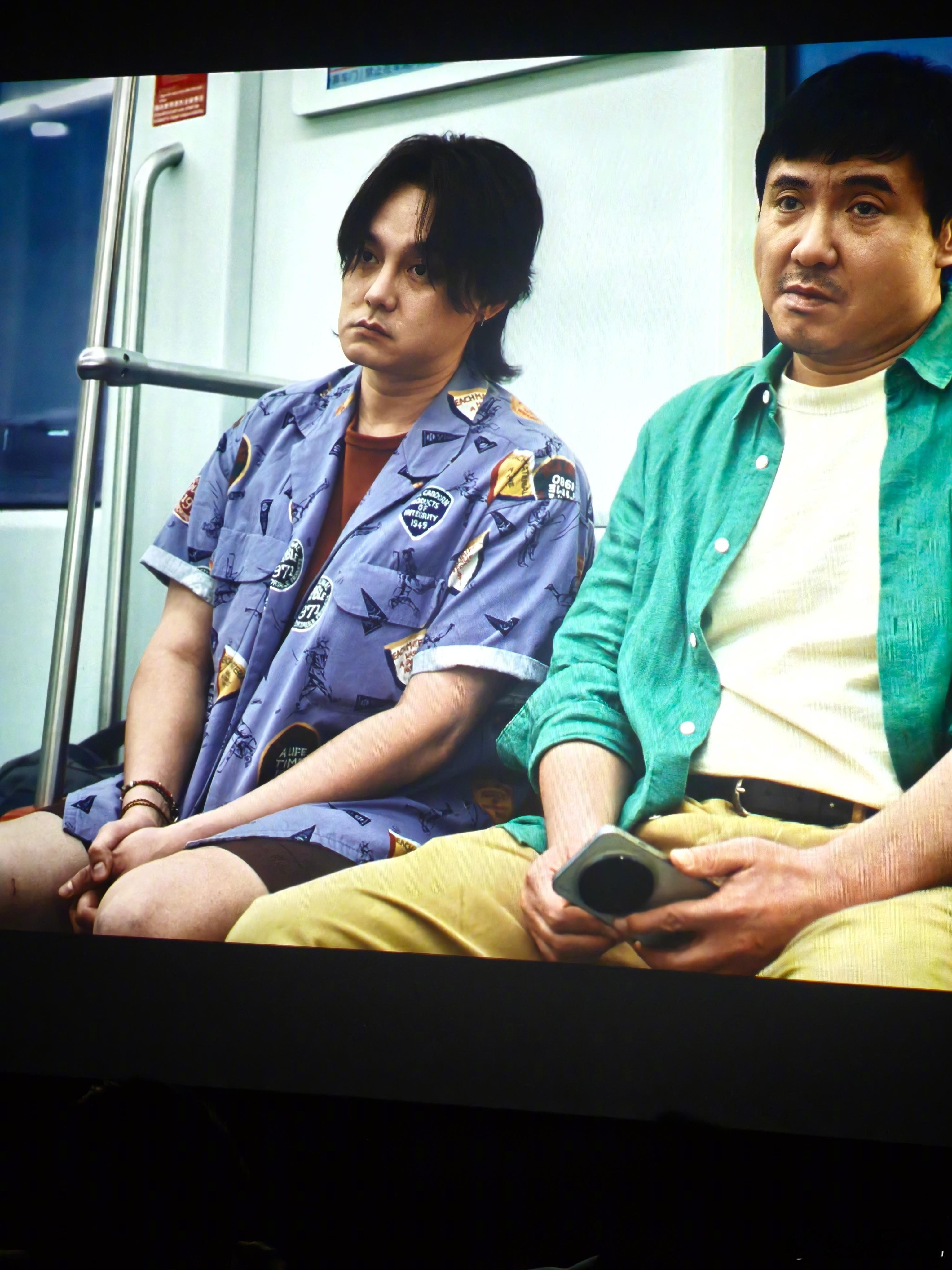 刚看完《飞驰人生3》，发现里面含蓝量真的很高。先是沈腾手头的X300Pro，然后