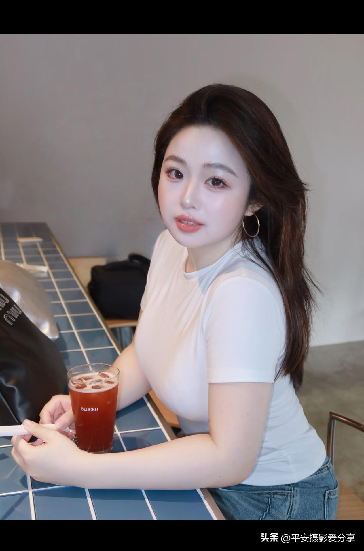 小巧玲珑的微胖女神，白色体恤+牛仔微胖女生美容颜 高个微胖美女 微胖女孩身高 1