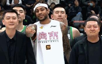 有爱！辽宁为莫兰德颁发冠军戒指，全员集体合影
北京时间12月30日，辽宁在主场即