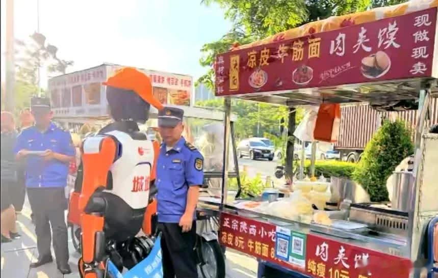 深圳街头居然出现机器人城管了？！一对叫“城城”和“管管”的机器人， 不但会语音劝