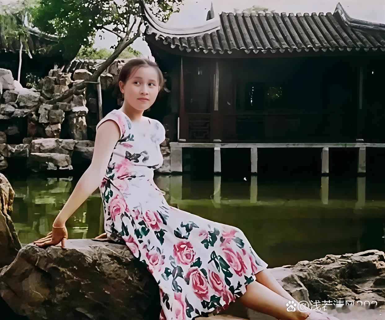 1980年，刘嘉玲在苏州游园时，留下的美好瞬间。刘嘉玲当时15岁，身穿花裙亭亭玉