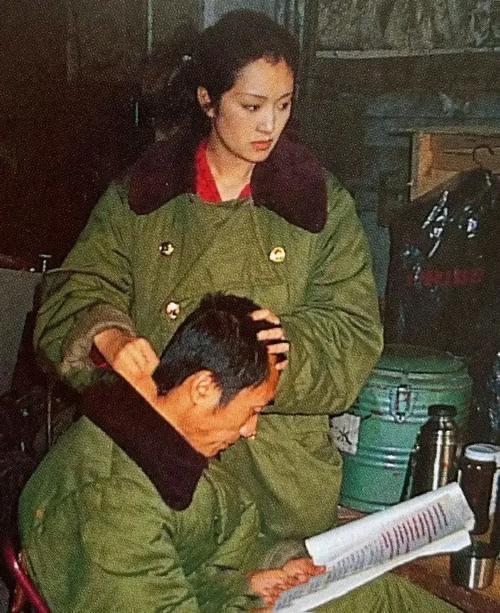 张艺谋与巩俐的旧照，1987年，两人在《红高粱》剧组，张艺谋正在审改剧本，而巩俐