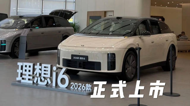 定价不变、配置升级，下单通道直接被订单挤爆！免费高阶智驾、5C 快充很香，不过铂金 7.3.4 全景