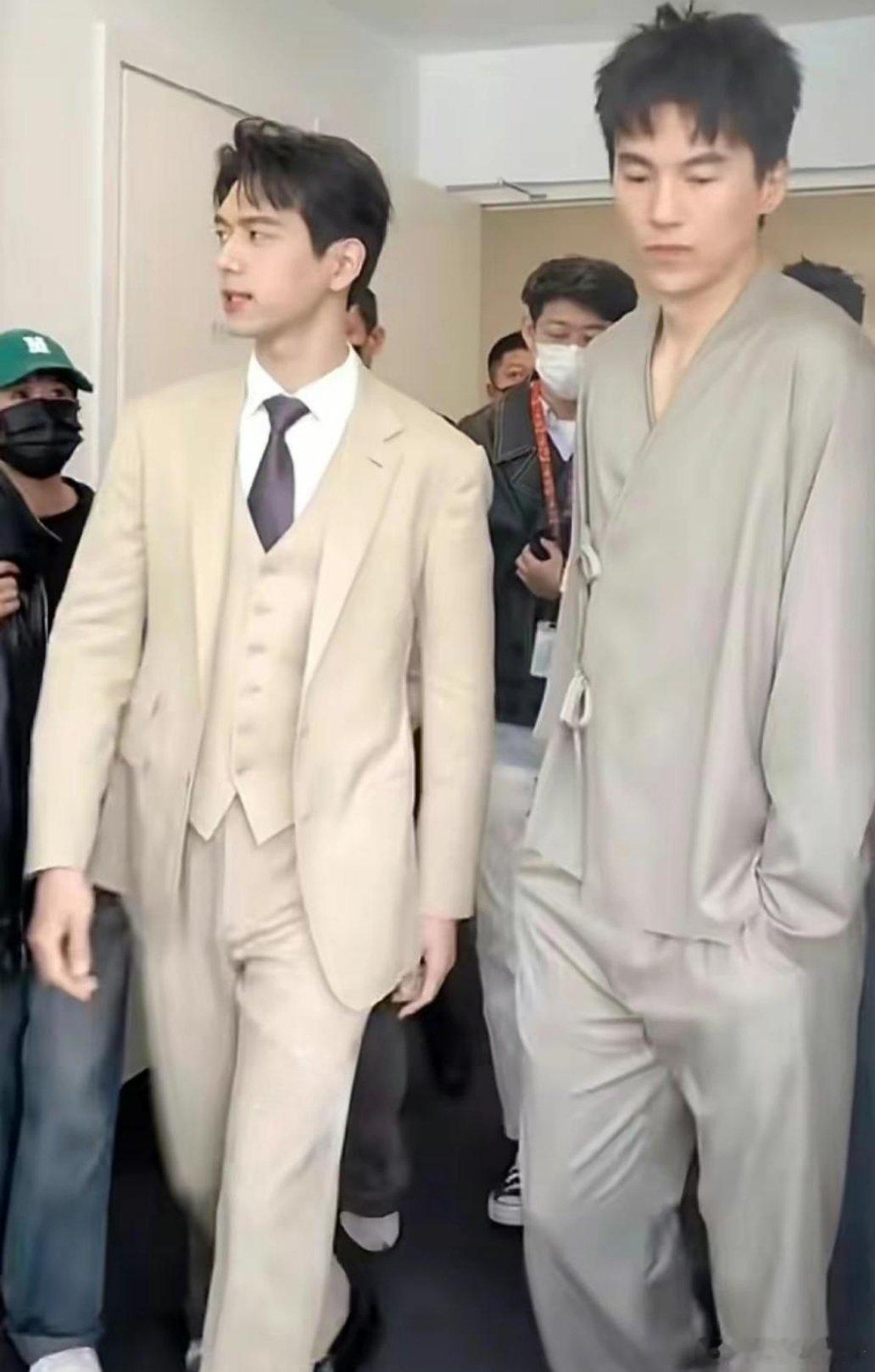 李现身高185cm，宋宁峰身高188cm，宋有这么高，综艺里感觉缩起来一小个 ​