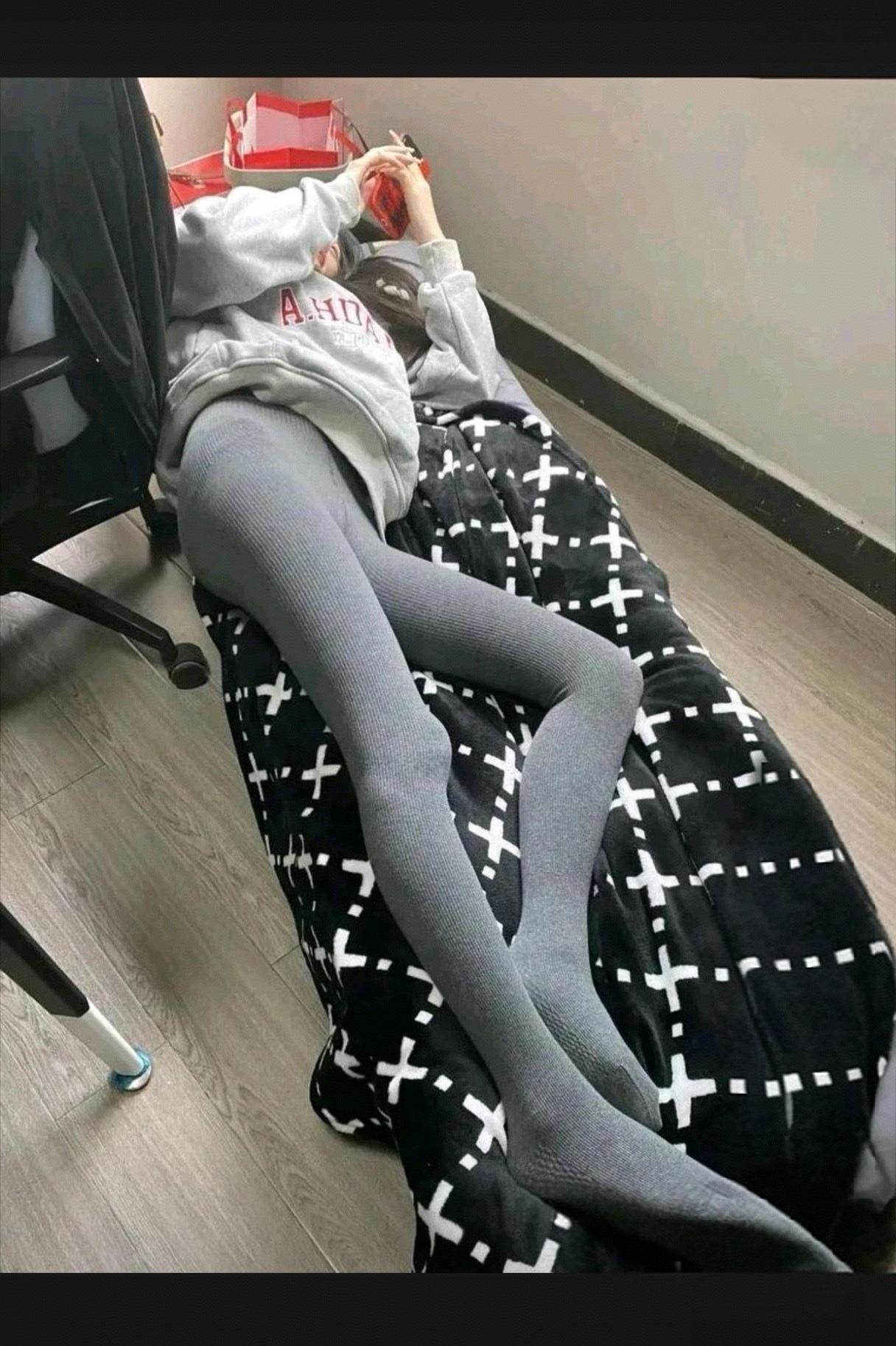 同事中午这躺姿……