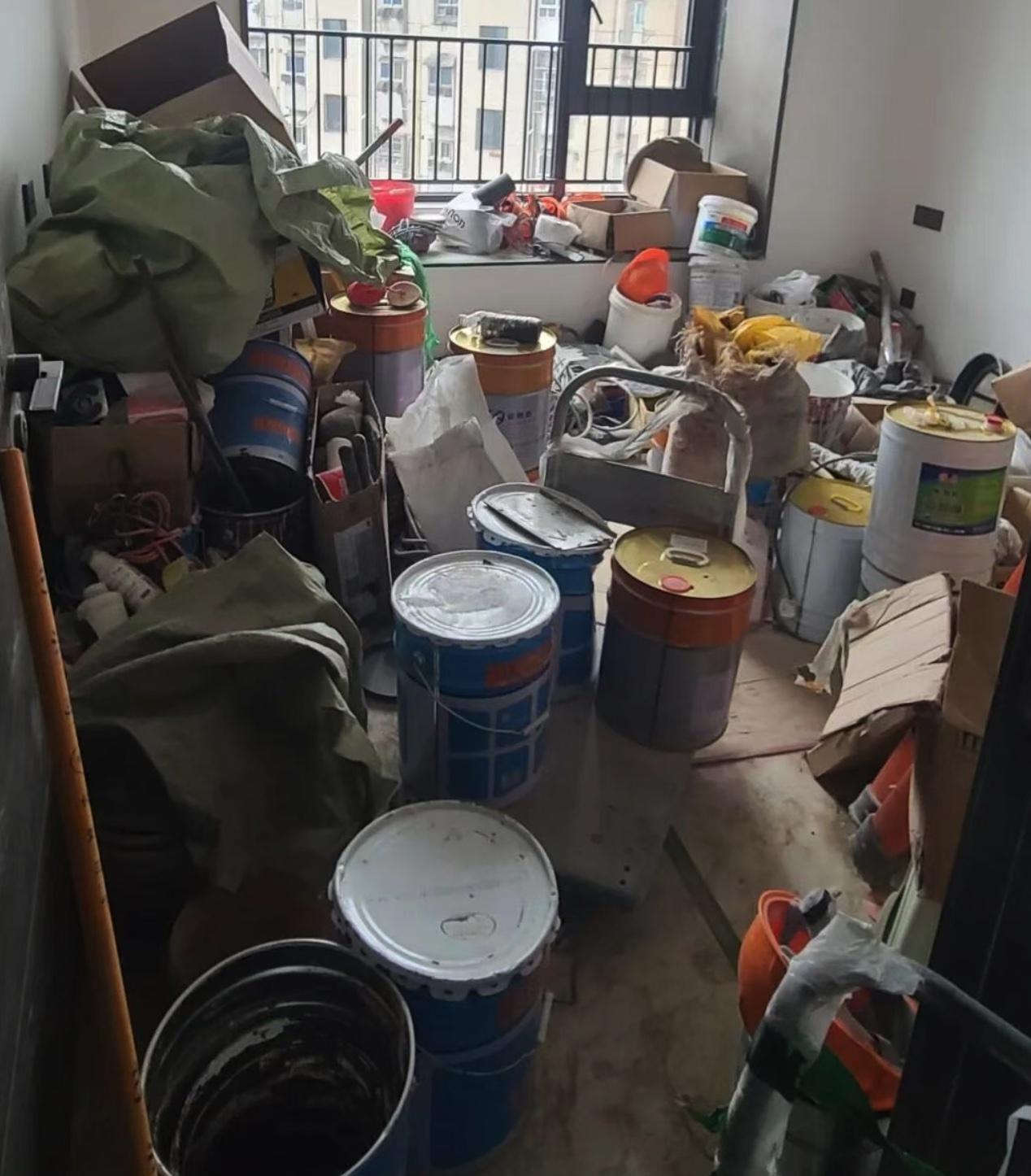 新房变“办公废墟”？长沙业主怒了：我花2万一平买的精装房，竟被装修公司当仓库用了