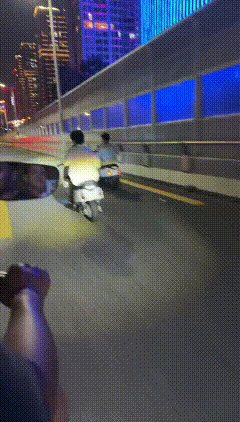 被夸两句直接飘了！小伙子逐渐在被夸奖中迷失自我！
果然，人在甜言蜜语里，真的会智