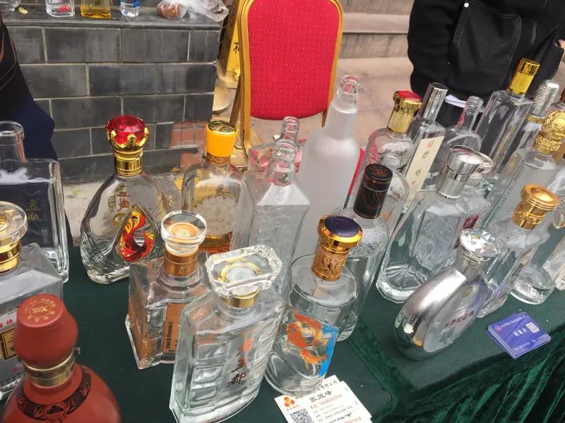 摧毁特大假酒网络。
别的先不说。
所谓“特大”，那是真的特别大。
从人数、吨位到