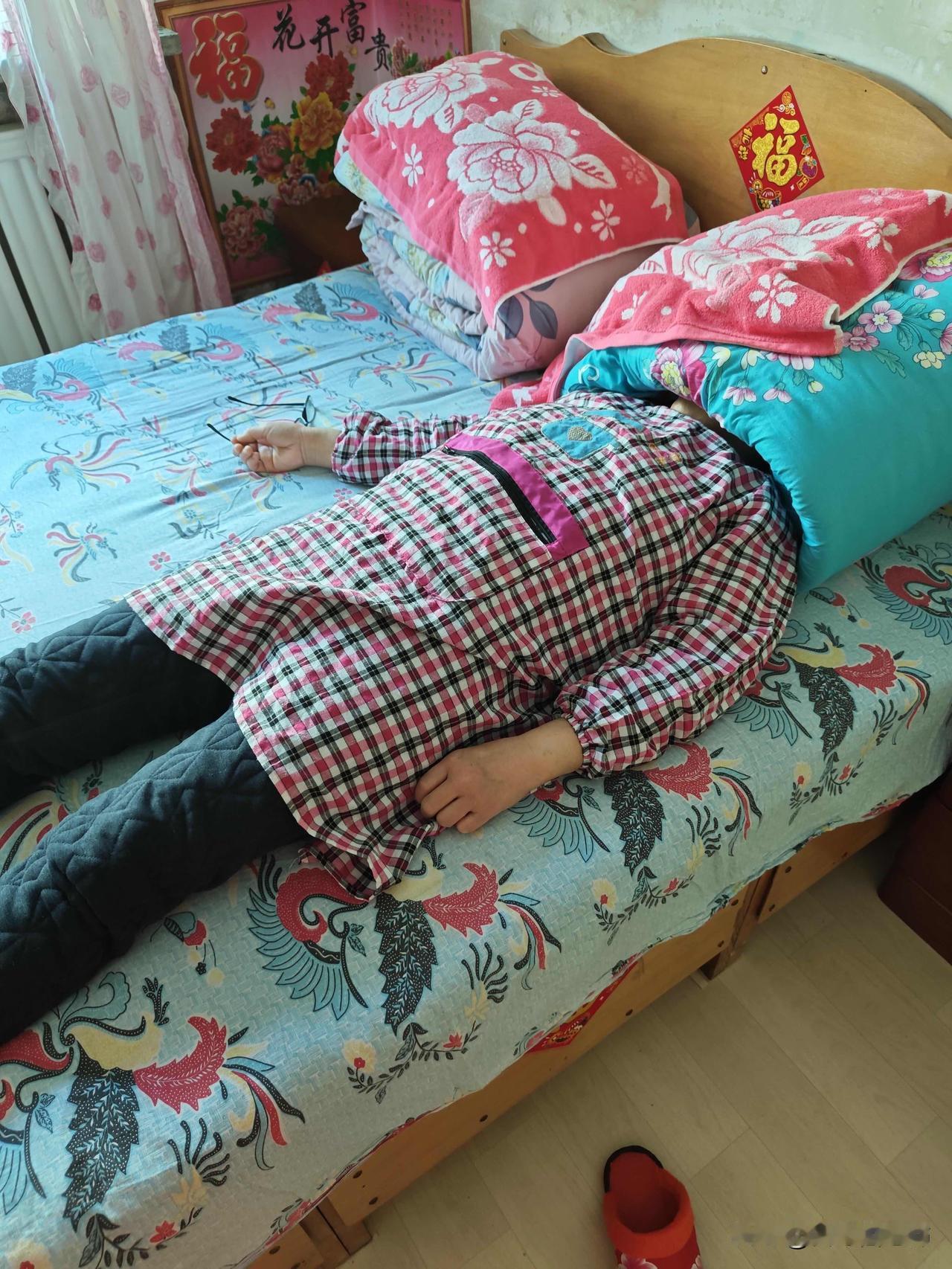 看我妈睡觉这姿势😂
有窗帘不拉，把头伸进被子里
真服了我只是觉得有意思才发出来