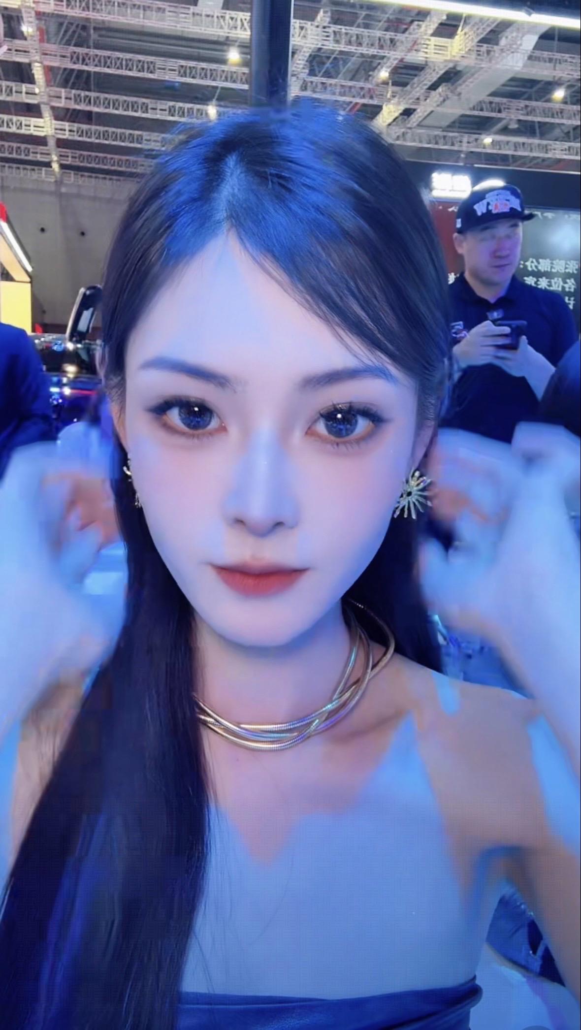 卡姿兰大眼睛，第一次看到了满眼星辰