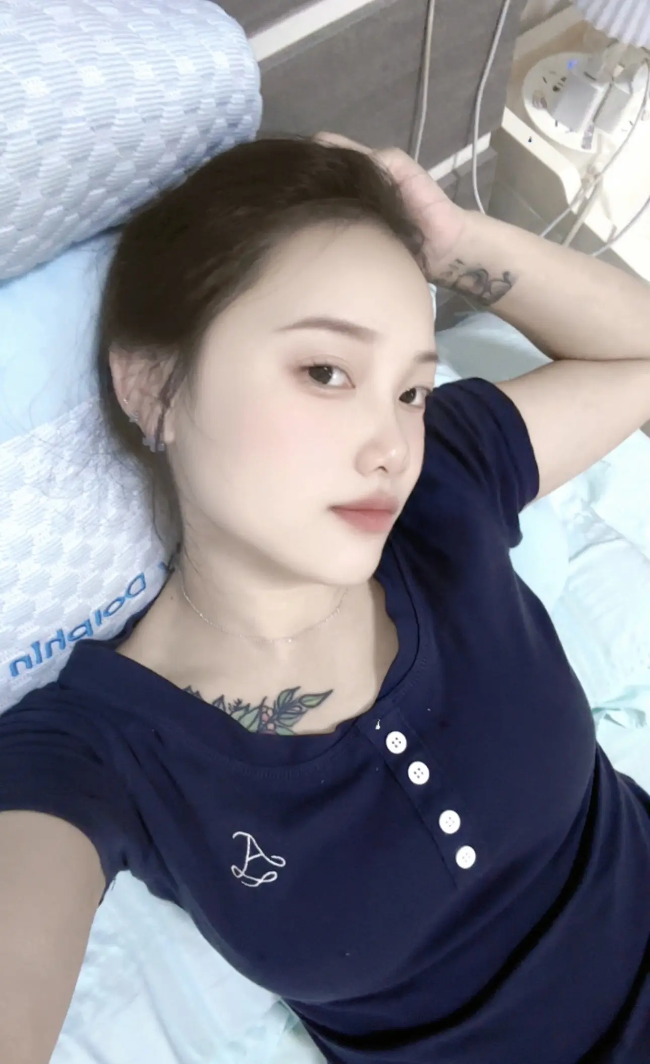 工资是不高的   上班是一定的  挨骂是必须的    人呢活在世界上图...