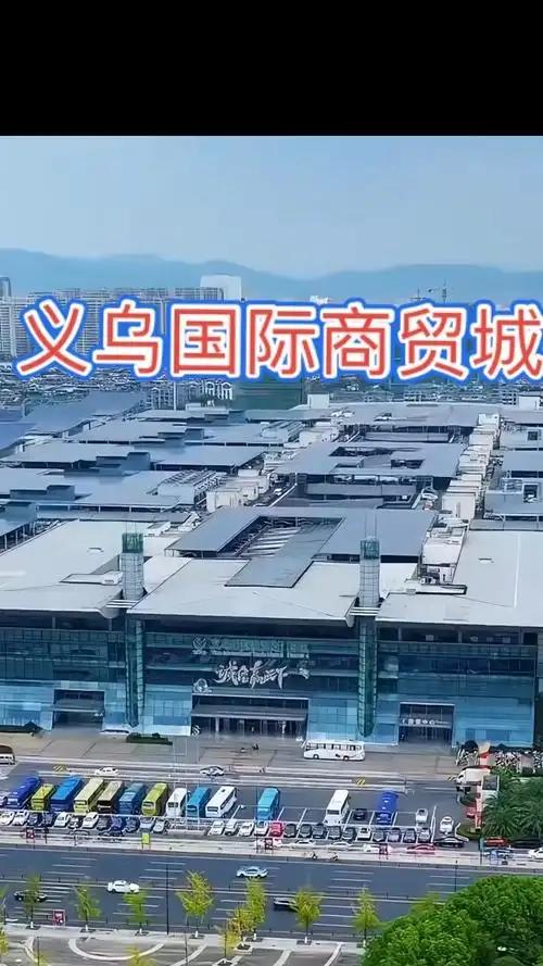 你敢信吗？当欧美设计师还在对着“只手遮天帽”的玩梗图开头脑风暴，核算着打样周期至