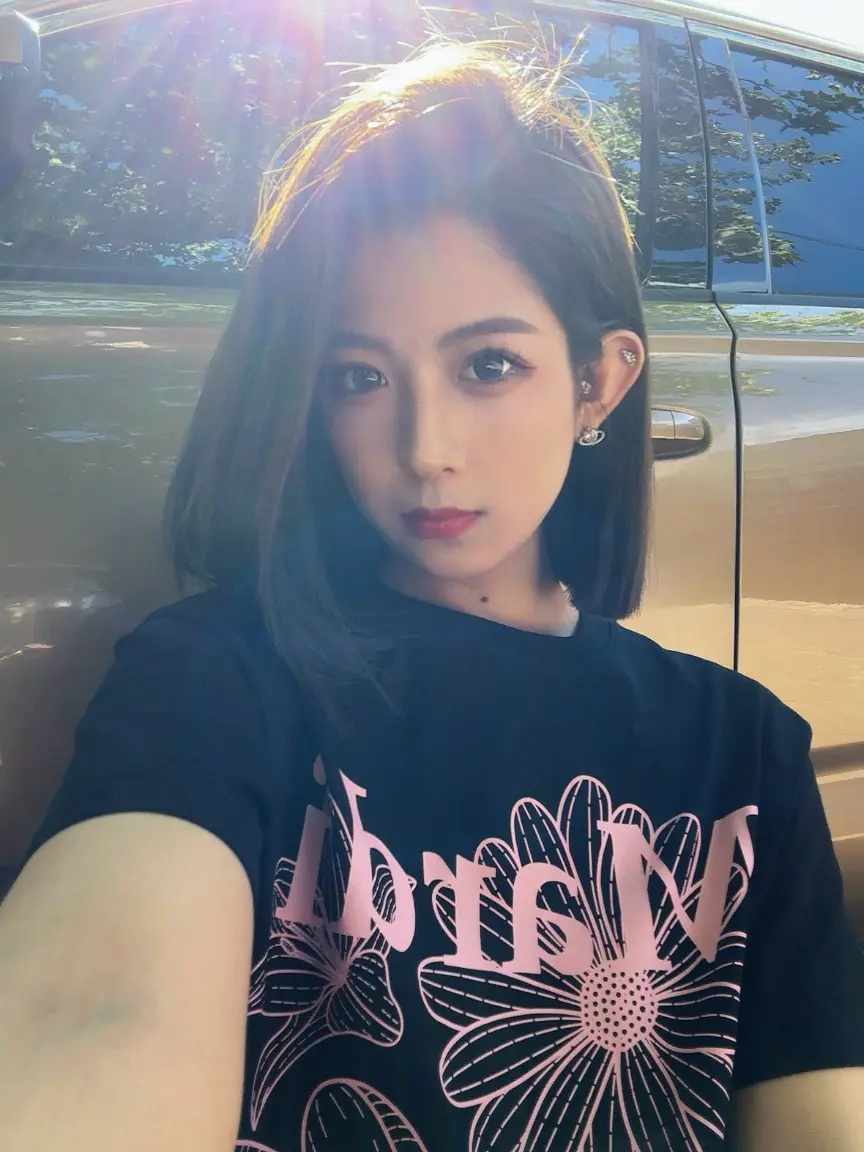 人要靠近能托举和滋养你的人，计较里生不出慈悲，争吵里养不出优雅，内耗的...