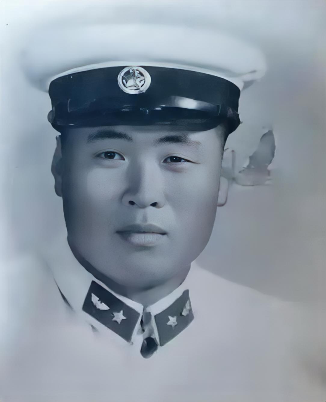 哪位老师知道？这位着55式军装的军官，是什么军兵种？