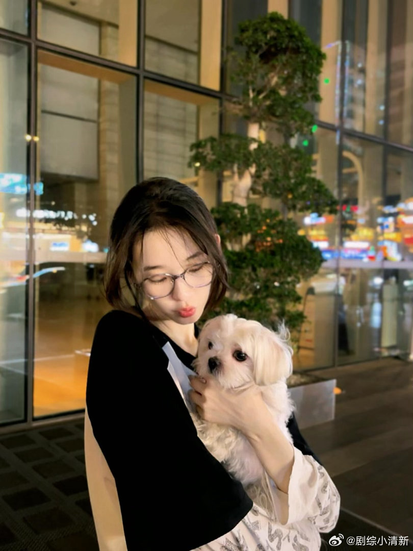 张艺凡上班带狗饭撒 上班路上元气满满跟粉丝互动，温柔又贴心。还带着小狗一起营业，