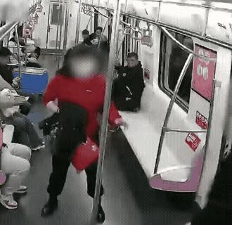 男子乘地铁时，看到座位上有个包，旁边还有一个空位置，男子就坐下，然后把座位上的包