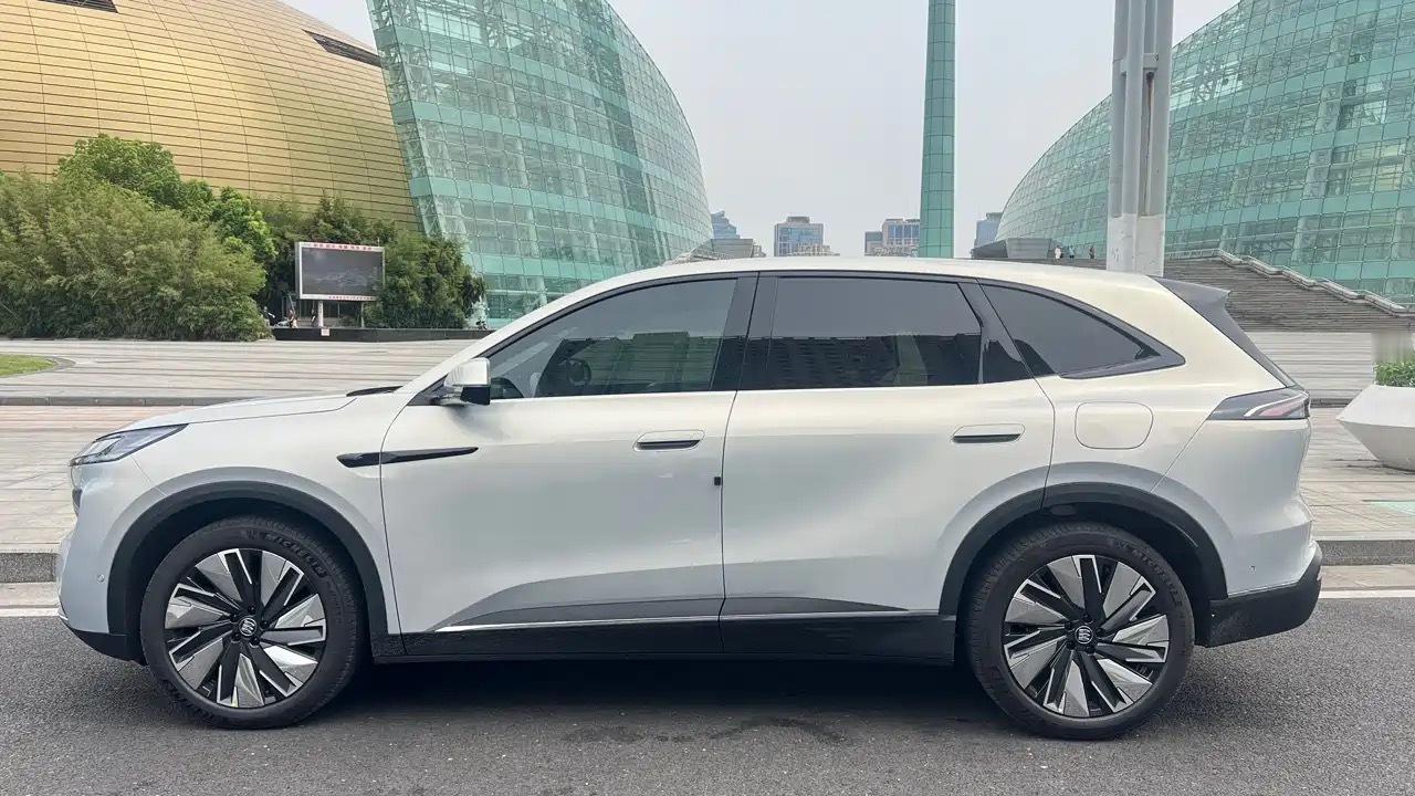 新款别克至境E7 2026年9月上市，定位中型插混SUV。整车尺寸4840mm×