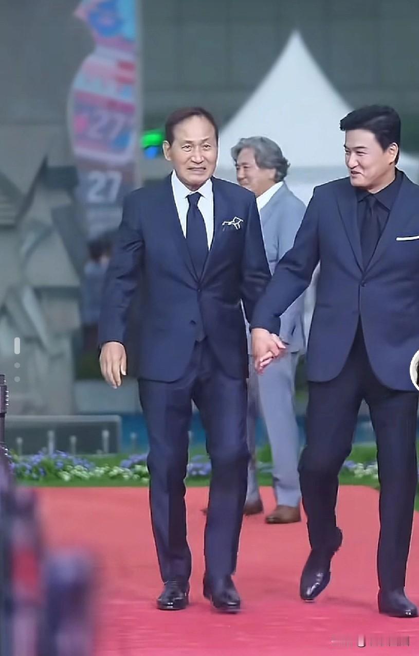 韩国电影“教父”安圣基去世，韩国一众明星去追悼了。很多许久未露脸的宋承宪、安在旭
