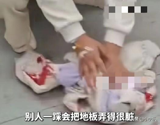 3月22日，重庆一22岁女孩乘坐地铁，因身体不适在地铁上吐血，随后她脱下外套一点