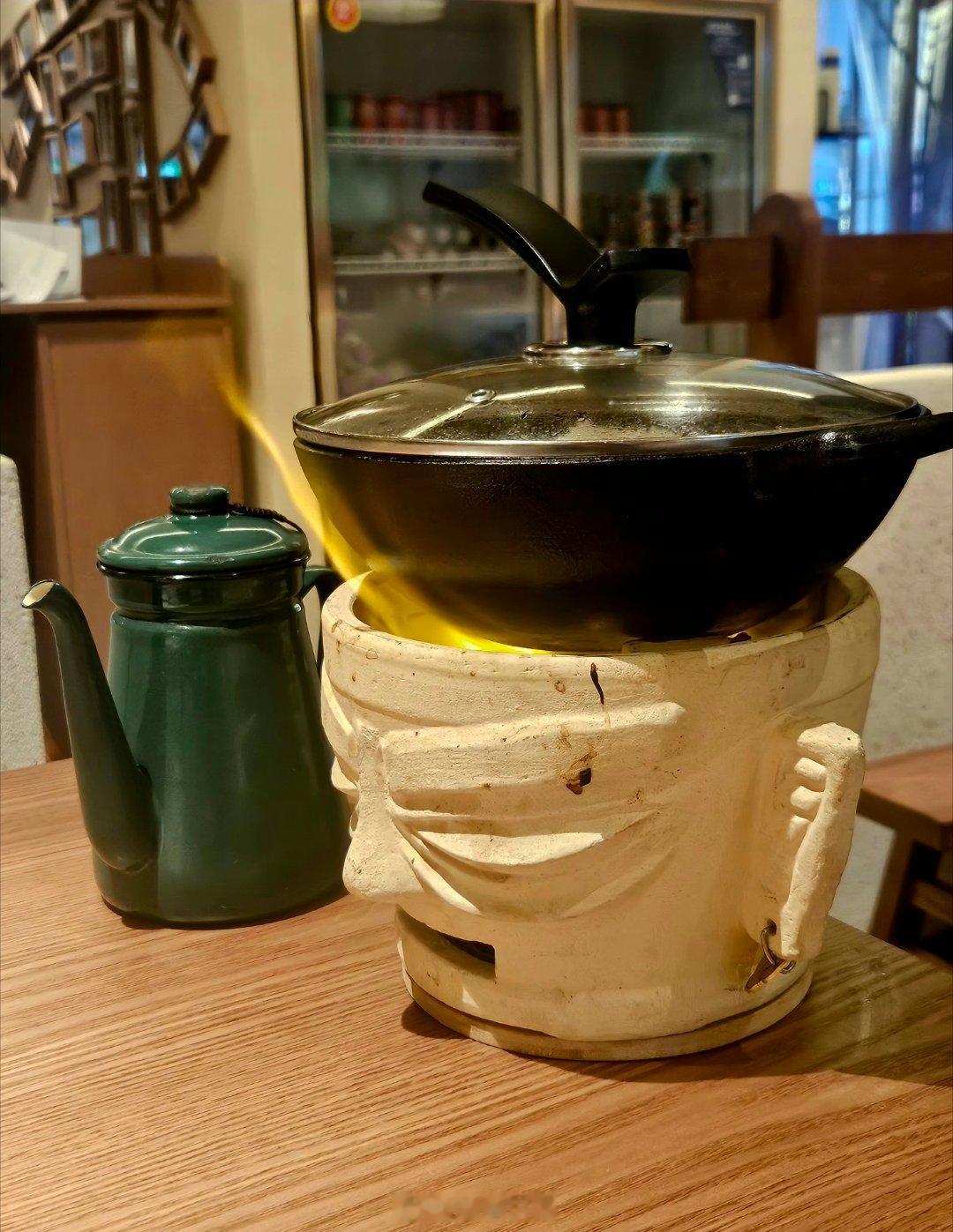 觅食，武侯祠。见一樊体字匾：孔干饭。想起舵爷多次在这家店干饭。从店内众多舵爷的行