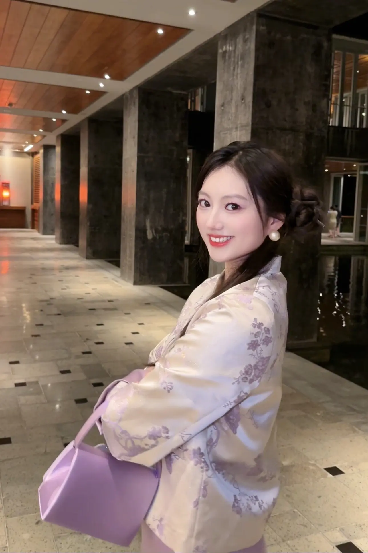 喜欢和爱的区别: 喜欢是，你觉得她很好看，很可爱，性格温柔，所以你喜欢她，你和她在一起是完全开心的，那什么是爱呢，当你爱一个人的时候，你会发现，当时吸引你的那个点已经不重要了，只要是她就行，可能她身材不好，性格不好，缺点一大堆，但你离不开她，喜欢是渴望把好的一切分享，喜欢是想靠近，爱是离不开，但爱是愿意把坏的一起承担，喜欢是一类人，爱是一个人，喜欢是和优点谈恋爱，但是爱是和缺点过日子，所以，爱不单单是一种感觉，更多的是责任，一种担当，一份责任，更是爱的支撑。爱一个人就像爱一只鸽子，鸽子越飞你就越难过，但还是希望它能越飞越高，这也许就是爱吧