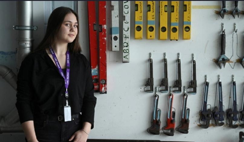 人工智能（AI）的快速发展正给劳动力市场带来变革性影响，甚至在取代人类工作。英国