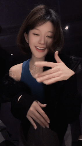 赵露思又跳手势舞了 赵露思半夜发的手势舞太美啦，最近又美出新高度了。 