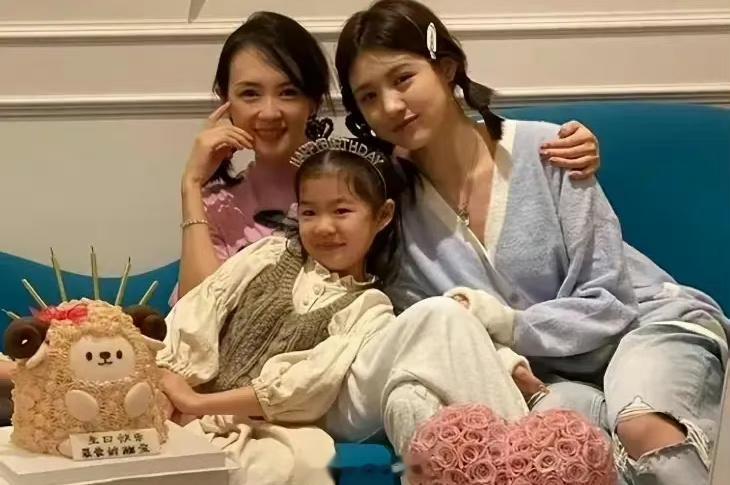 汪峰女儿小苹果长得好美小苹果真的很会长，青出于蓝而胜于蓝，美过她的模特妈妈葛荟婕