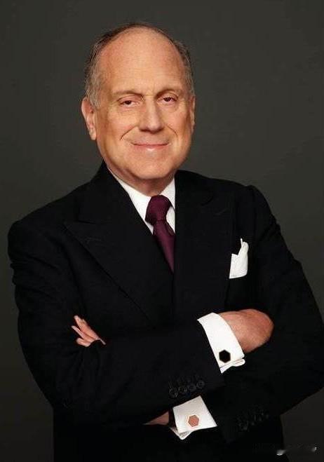 这个让特朗普惦记格陵兰岛的老同学叫罗纳德·劳德，1944年生，雅诗兰黛创始人次子