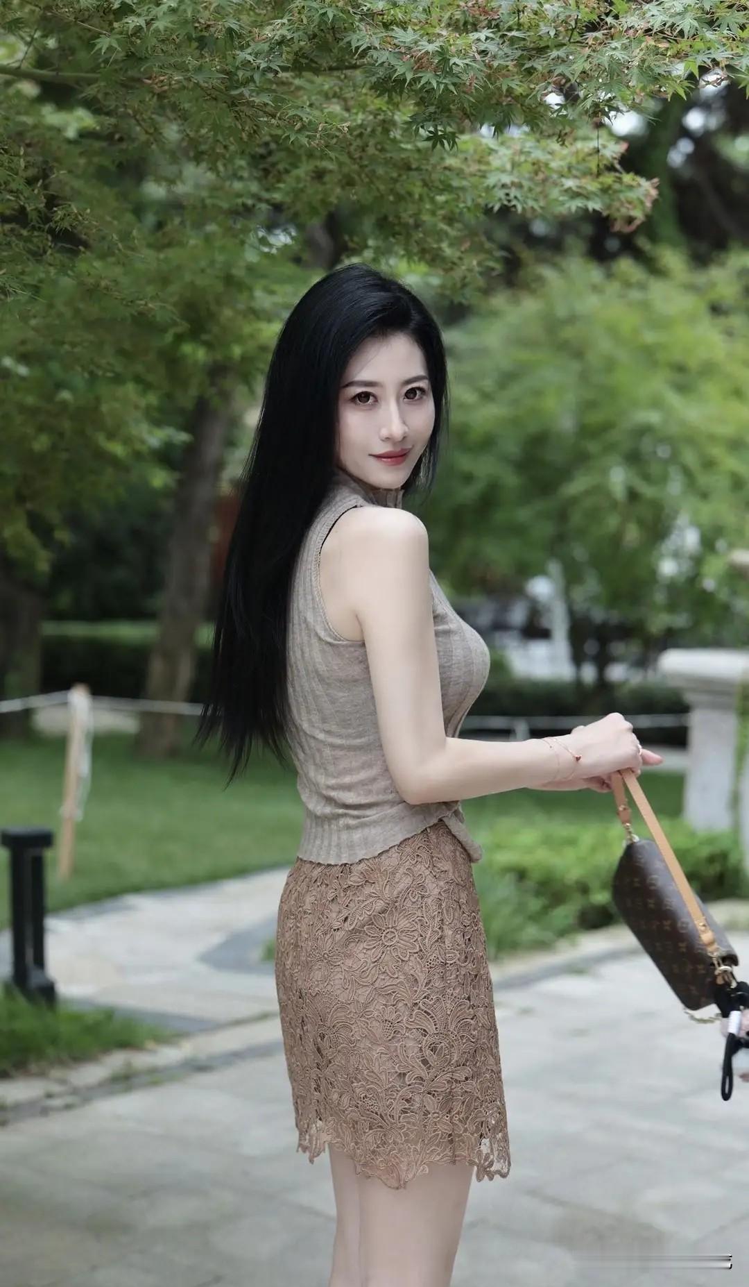 太有女人味了，优雅知性
 
夏日林间的步道满是清新绿意，枫树叶在头顶筛下细碎柔光