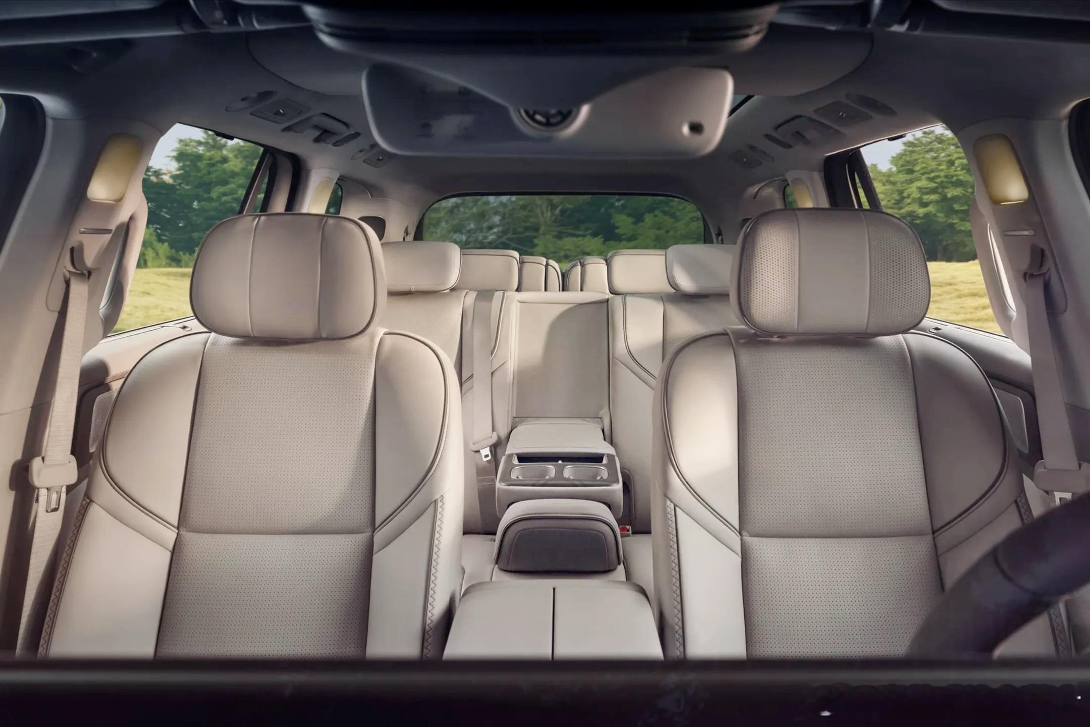 这个七座的内饰有点好看啊！昨天零跑终于放出了D19七座版的内饰官图，作为一个关注